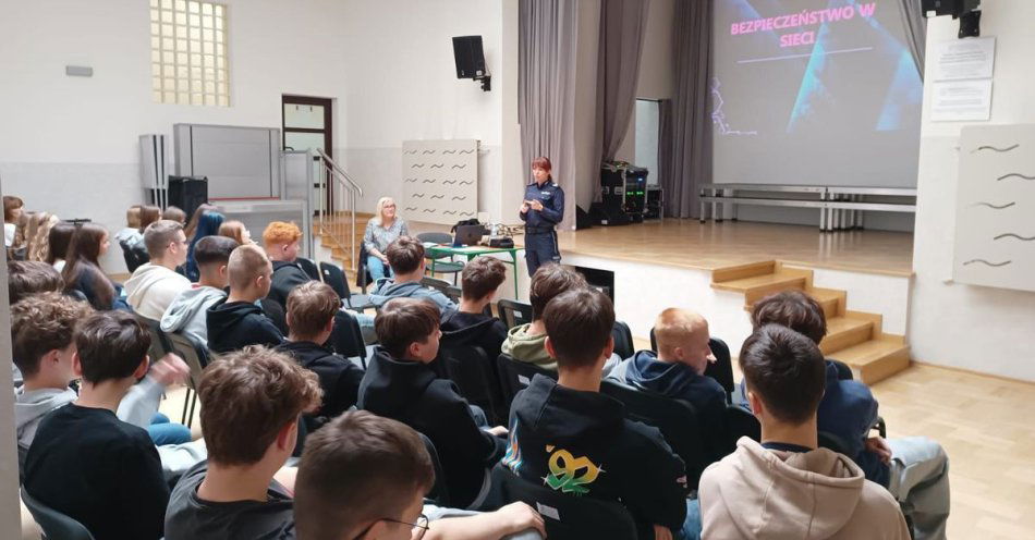 zdjęcie: Młodzież z LO w Nisku o przemocy i bezpieczeństwie w sieci / fot. KPP w Nisku fot.: LO w Nisku