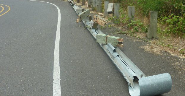 Na A18 pojazd osobowy uderzył w bariery, jedna osoba ranna