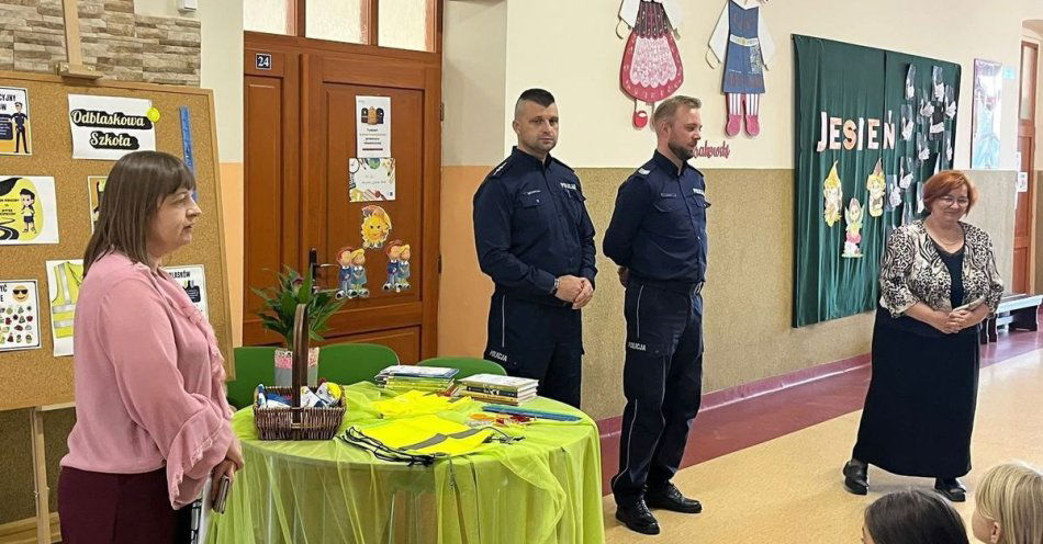 zdjęcie: Odblaskowa Szkoła: dzieci z Wielunia promują bezpieczeństwo / fot. KPP w Wieluniu Szkoła Podstawowa numer 4 w Wieluniu