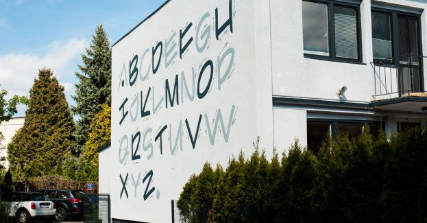 Nowy mural z alfabetem na Saskiej Kępie