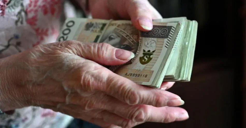 zdjęcie: Od 1 stycznia 2027 r. minimalne wynagrodzenie za pracę ma wynieść 4950 zł brutto / Szczecin, 04.05.2022. Banknoty dwustuzłotowe, 4 bm. w Szczecinie. Rada Polityki Pieniężnej ma podjąć 5 bm. decyzję dotyczącą stóp procentowych. Ekonomiści przewidują wzrost stóp procentowych. (mb/awol) PAP/Marcin Bielecki