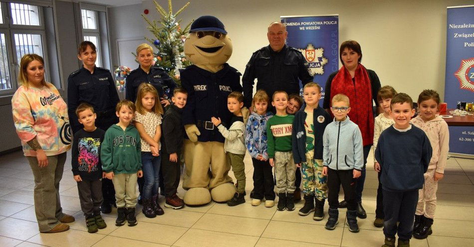 zdjęcie: Przedszkolaki ubrały choinkę z policją we Wrześni / fot. KPP Września