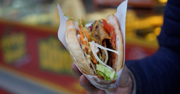 Przemocą i groźbą żądał od obsługi lokalu darmowych kebabów – trafił do policyjnej celi