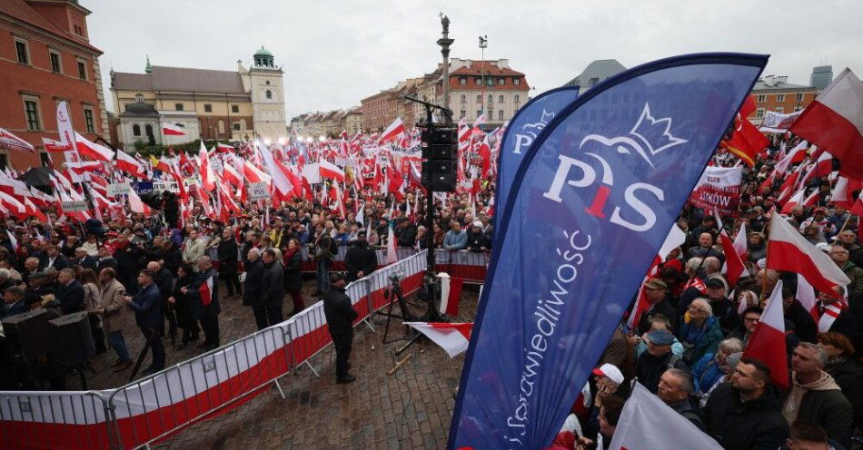 zdjęcie: Premier o sobotnim wiecu zorganizowanym przez PiS: to fiasko „wielkiego marszu” Kaczyńskiego / Warszawa, 11.10.2025. Manifestacja zwolenników Prawa i Sprawiedliwości na Placu Zamkowym w Warszawie, 11 bm. Uczestnicy wydarzenia protestują przeciwko nielegalnej migracji i umowie z Mercosur. (amb) PAP/Leszek Szymański