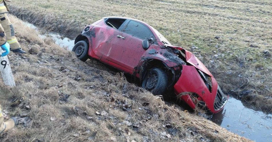 zdjęcie: Policjantka uratowała kobietę z rozbitego auta / fot. KPP w Nakle nad Notecią