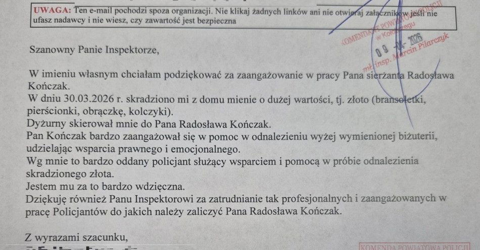 zdjęcie: Mieszkańcy dziękują kołobrzeskim policjantom za pomoc / fot. KPP w Kołobrzegu