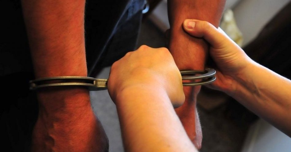zdjęcie: Dwie kradzieże z włamaniem, zniszczenie mienia i naruszenie miru domowego na koncie 40-latka, wobec którego policjanci skierowali akt oskarżenia / fot. KPP w Pułtusku