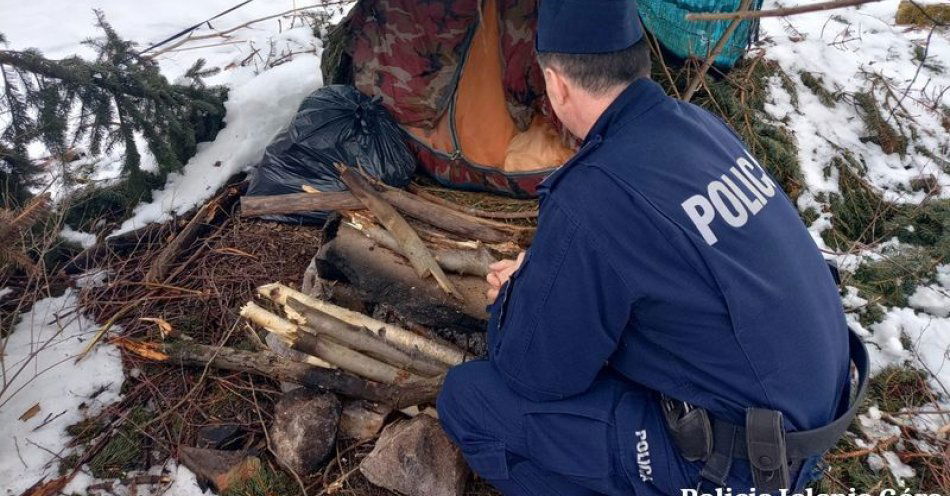 zdjęcie: Zwróćmy uwagę na osoby, które mogą potrzebować naszej pomocy w związku z niskimi temperaturami / fot. KMP w Jeleniej Górze