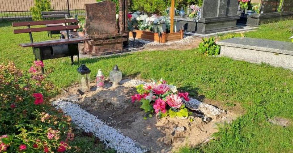 zdjęcie: Nieznani sprawcy ukradli nagrobki. Policjanci szukają świadków tego skandalicznego przestępstwa / fot. KPP w Lubienie
