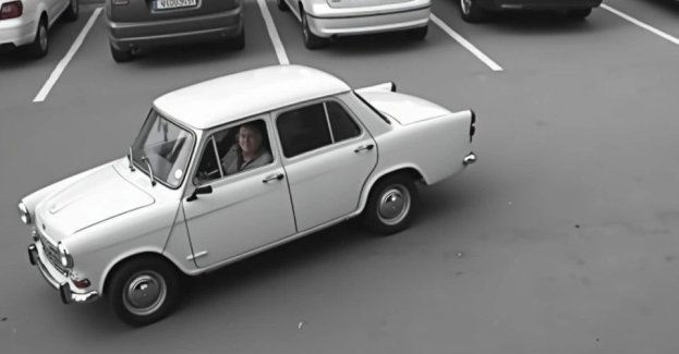 Auto stoczyło się i uderzyło w radiowóz. Nagranie z parkingu