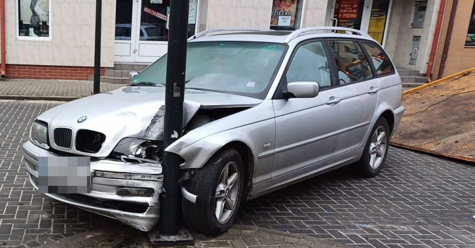 zdjęcie: Pijana zabrała znajomemu auto i uderzyła w latarnię / fot. KPP Tomaszów Lubelski