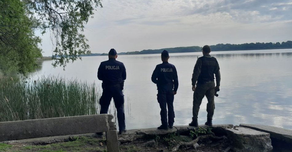 zdjęcie: Wspólny patrol Policji i Państwowej Straży Rybackiej / fot. KPP Mogilno