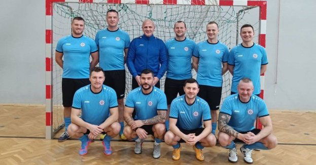 Podium dla policjantów z Kołobrzegu na turnieju piłki halowej połączonej ze zbiórką funduszy na rzecz kołobrzeskiego strażaka - Piotra Milczarka