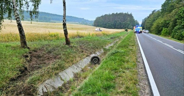 Samochód dachował, kierujący trafił do szpitala