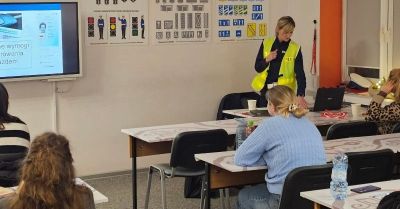 Młody kierowca uczy się odpowiedzialności na kursie