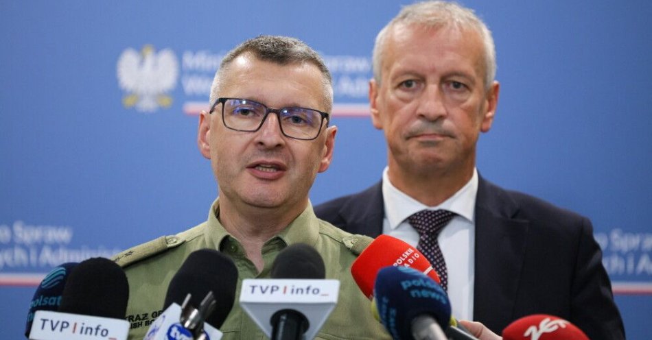 zdjęcie: W stronę polskich mundurowych poleciały butelki, w tym koktajl Mołotowa / fot. PAP