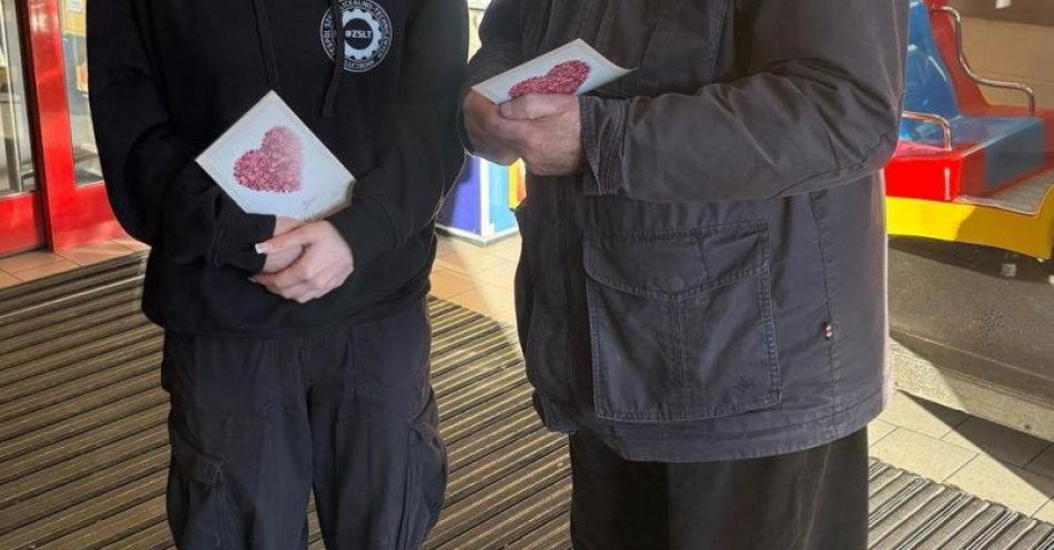 zdjęcie: Policja i uczniowie rozdali laurki i porady seniorom w Kluczborku / fot. KPP Kluczbork