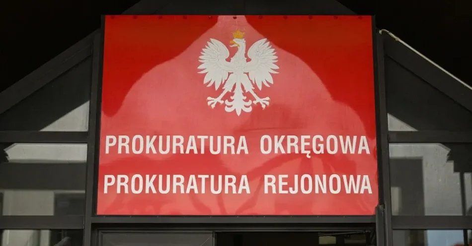 zdjęcie: Ciała ofiar wypadku autokaru na Węgrzech są już w kraju; w czwartek i piątek sekcje zwłok / Krosno, 17.08.2026. Siedziba Prokuratur Rejonowej i Okręgowej w Krośnie, 17 bm. W Prokuraturze Okręgowej odbyła się konferencja dot. wypadku polskiego autokaru na Węgrzech. (jm) PAP/Darek Delmanowicz