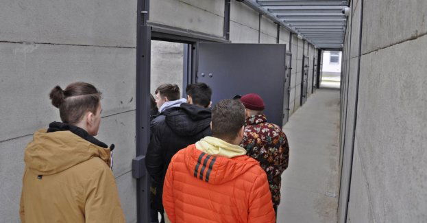 Członkowie Koła Naukowego Bezpieczeństwa Uniwersytetu Przyrodniczo-Humanistycznego w Siedlcach na zajęciach w ZK Siedlce