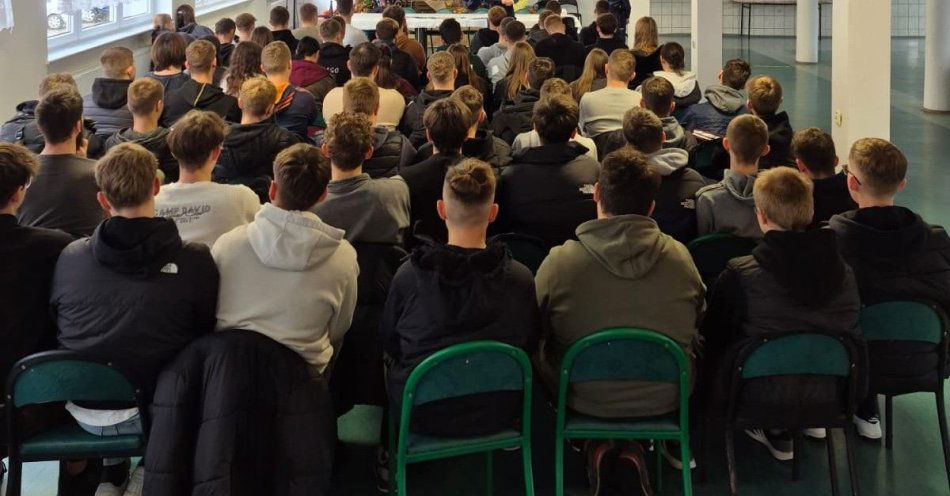 zdjęcie: Pyrzyccy policjanci zapraszają maturzystów do służby / fot. KPP w Pyrzycach