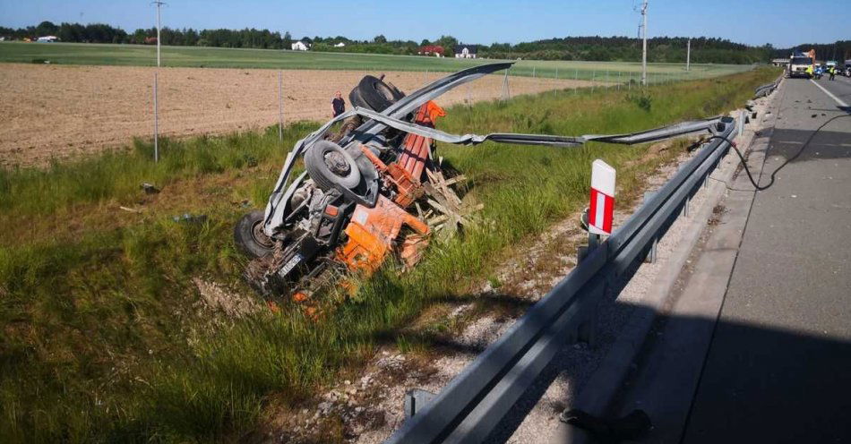 zdjęcie: Najechał na tył auta ciężarowego, niebezpieczna sytuacja na drodze mogła skończyć się tragicznie / fot. KWP w Bydgoszczy