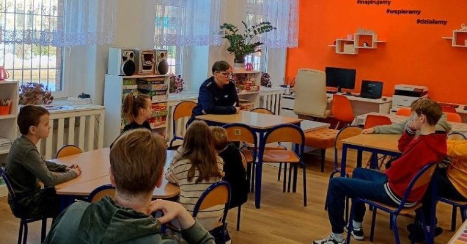 zdjęcie: Policjanci przypominają zasady bezpiecznych ferii / fot. KPP w Sztumie