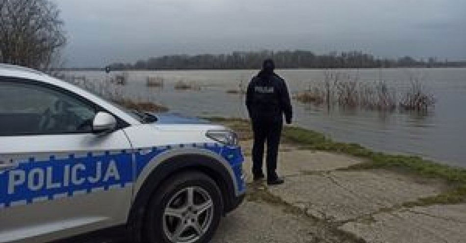 zdjęcie: Płoccy policjanci monitorują rejon Wisły / fot. KMP w Płocku