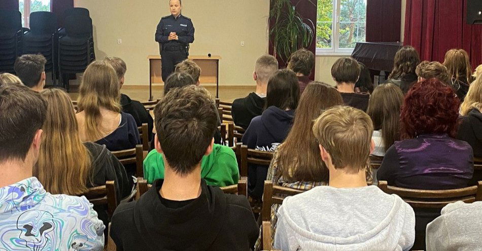 zdjęcie: Uczniowie I LO w Świeciu poznali konsekwencje prawne i zagrożenia / fot. KPP w Świeciu