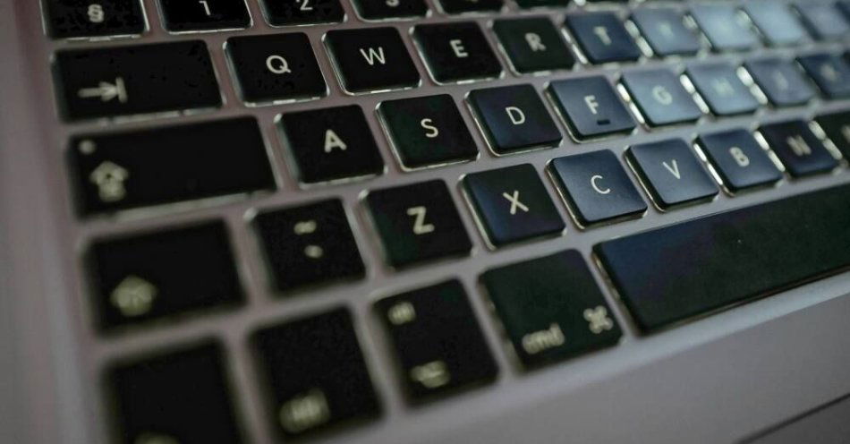 zdjęcie: NASK w Dniu Bezpiecznego Komputera: hasła nie należy zmieniać zbyt często / Warszawa, 12.01.2021. Koranawirus w Polsce. Klawiatura laptopa Apple w domu w Warszawie, 12. bm. ucznia drugiej klasy szkoły podstawowej  im. Ewy Krauze w Piasecznie w dzisiejszym dniu nauki zdalnej.  Na wczorajszej konferencji prasowej minister zdrowia Adam Niedzielski poinformował, że 18 stycznia uczniowie klas 1-3 szkół podstawowych wrócą do swoich placówek edukacyjnych.   (mm/dw) PAP/Mateusz Marek