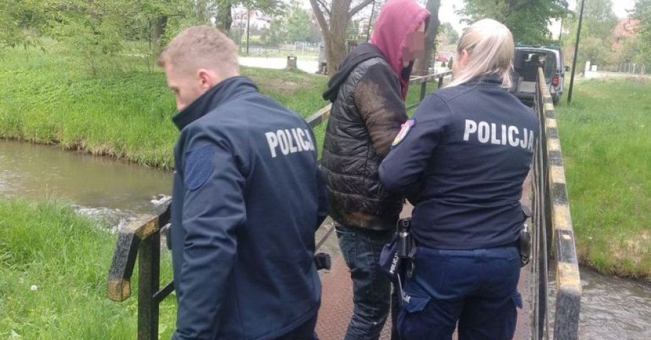 zdjęcie: Dzielnicowa pomogła nietrzeźwemu mężczyźnie, który leżał przy brzegu rzeki / fot. KPP Biłgoraj