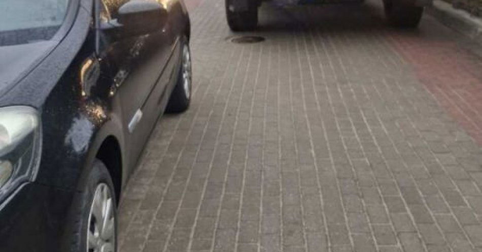 zdjęcie: Źle zaparkowane auta blokują przejazd służb ratunkowych / fot. KPP w Świdwinie IMG-20260331-WA0035