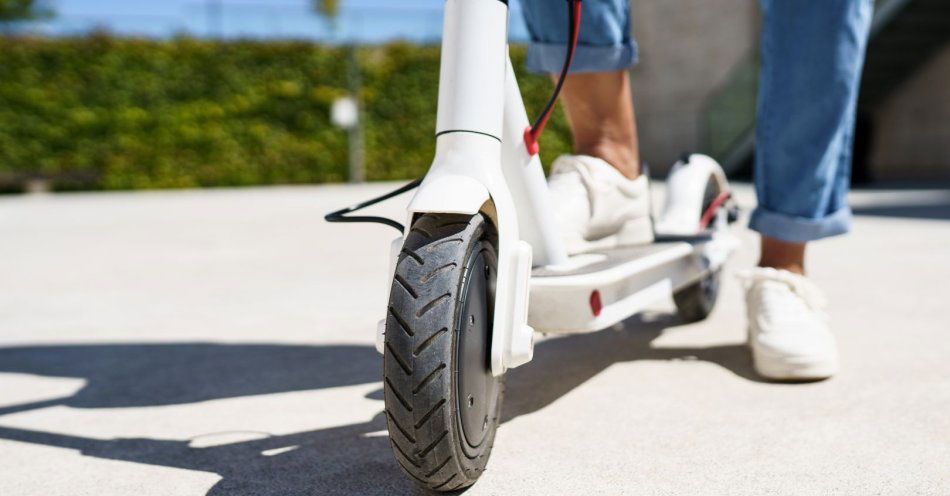 zdjęcie: Nieletni na hulajnodze elektrycznej jadący z prędkością 42 km/h / v6519227