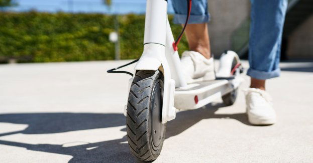 Nieletni na hulajnodze elektrycznej jadący z prędkością 42 km/h