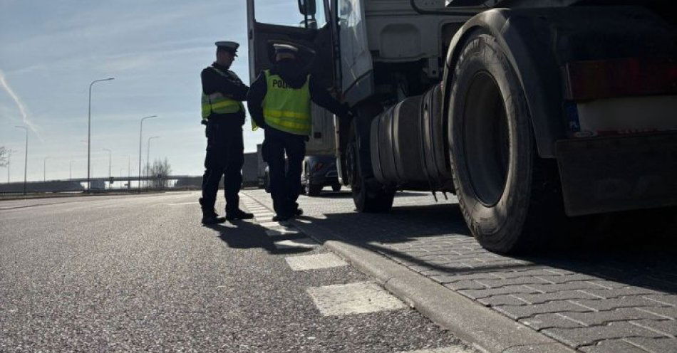 zdjęcie: Kontrole AiS na S3. Policjanci dbają o bezpieczeństwo / fot. KPP w Pyrzycach