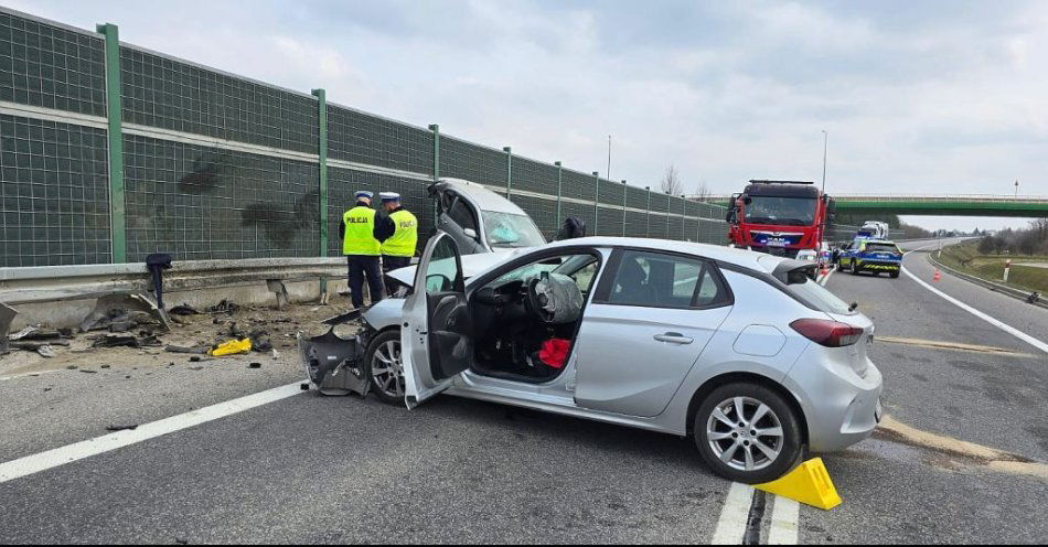 zdjęcie: Czołowe zderzenie na obwodnicy Jarosławia: dwaj kierowcy w szpitalu / fot. KPP w Jarosławiu Fot. KPP Jarosław