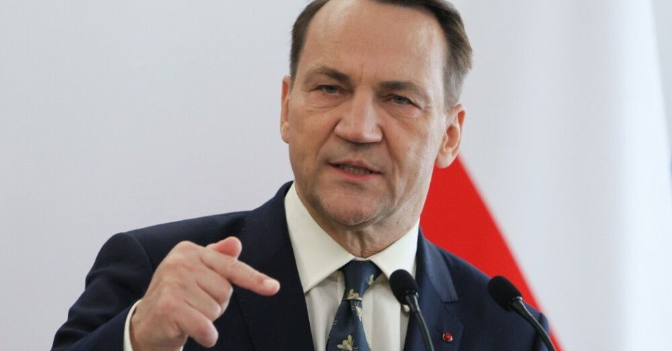 zdjęcie: Sikorski do irańskiego ministra spraw zagranicznych: lepiej było nie sprzedawać Rosji dronów / Warszawa, 16.10.2025. Wicepremier, minister spraw zagranicznych Radosław Sikorski podczas wspólnej konferencji prasowej z marszałek Senatu Małgorzatą Kidawą-Błońską w Senacie, 16 bm. Wcześniej, szef dyplomacji przedstawił na posiedzeniu wyższej izby parlamentu informację na temat polityki polonijnej. (jm) PAP/Paweł Supernak
