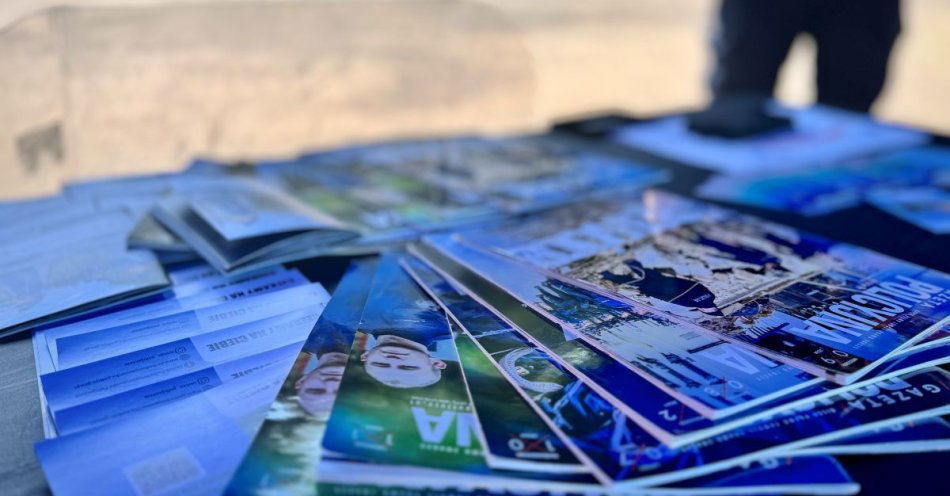 zdjęcie: Policjanci z Choszczna wśród młodzieży - festyn EkoMłodzież pełen uśmiechów, rozmów i dobrej zabawy / fot. KPP w Choszcznie
