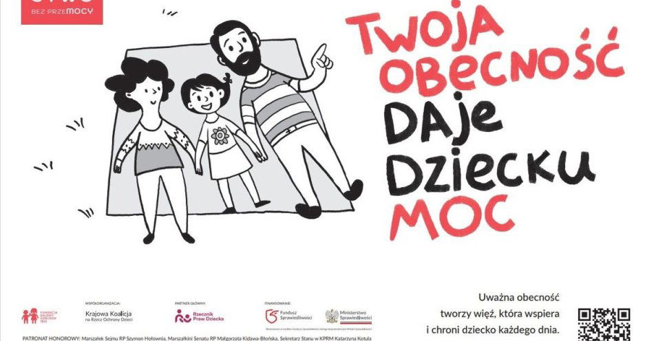 zdjęcie: Komenda w Suchej Beskidzkiej podświetlona na czerwono w obronie dzieci / fot. KMP w Suchej Beskidzkiej