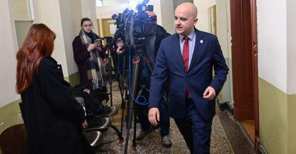 zdjęcie: Poseł Matecki stawił się w sądzie jako świadek w sprawie swej posady w Lasach Państwowych / Szczecin, 13.01.2026. Poseł PiS Dariusz Matecki (P) w Sądzie Rejonowym Szczecin-Centrum, 13 bm. Poseł Matecki ma złożyć wyjaśnienia ws. zatrudnienia w Lasach Państwowych, gdzie w latach 2020-2023 miał zarobić prawie 500 tys. zł. Prokuratura zarzuca b. dyrektorom LP przekroczenie uprawnień i niedopełnienie obowiązków. (aldg) PAP/Marcin Bielecki