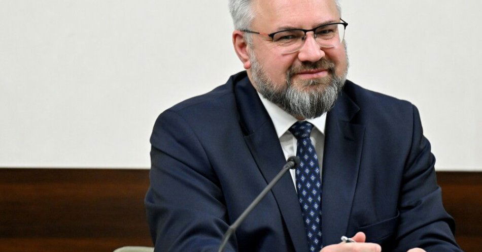 zdjęcie: Posłowie klubu Centrum rozpoczynają prace nad projektem ustawy o kryptoaktywach / Kielce, 10.03.2026. Poseł Polski 2050 Mirosław Suchoń  podczas wyjazdowego posiedzenia sejmowej Komisji Infrastruktury w siedzibie Urzędu Miasta w Kielcach, 10 bm. Komisja ma wysłuchać informacji ministra infrastruktury na temat inwestycji drogowych i kolejowych w województwie świętokrzyskim, w tym możliwości budowy wschodniej obwodnicy Kielc. (ad) PAP/Piotr Polak