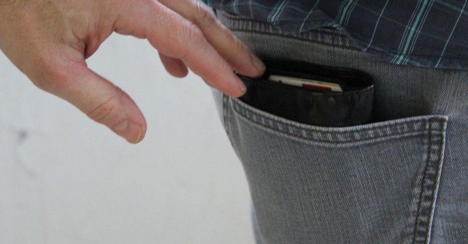 zdjęcie: Kieszonkowcy w Legnicy wykorzystują świąteczny tłok / fot. KMP w Legnicy