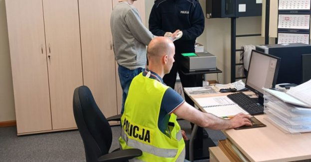 Kontrola drogowa zakończona zatrzymaniem pasażera, który był poszukiwany i posiadał narkotyki