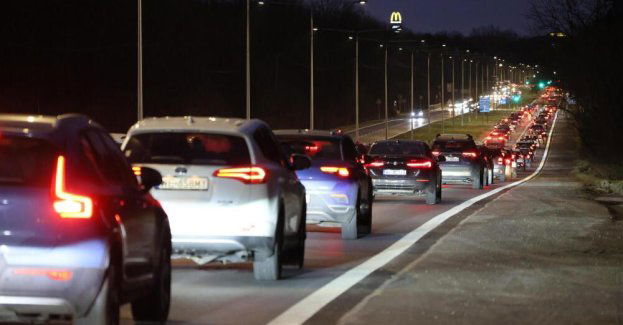 Policja: na S7 w kierunku Warszawy samochody powoli jadą, policjanci monitorują sytuację