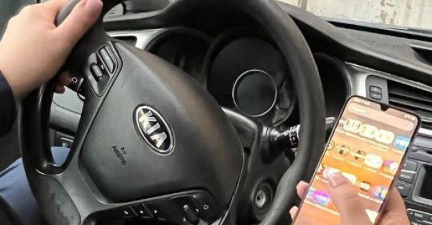 Trzymanie telefonu w ręku podczas jazdy to realne zagrożenie - przypominają policjanci