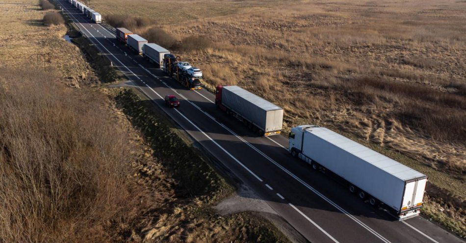 zdjęcie: Ponad 10 dni czekają kierowcy tirów na wyjazd na Ukrainę w Dorohusku / fot. PAP