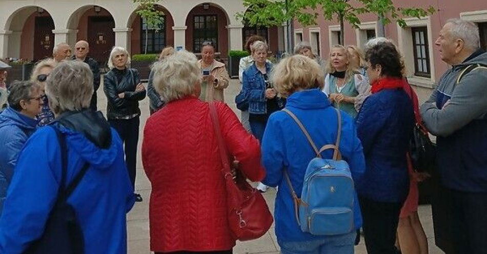 zdjęcie: Wycieczki, wycieczki - część druga / fot. UM Lublin / Seniorzy uczestniczący w wycieczce zebrani na dziedzińcu Zamku w Lublinie