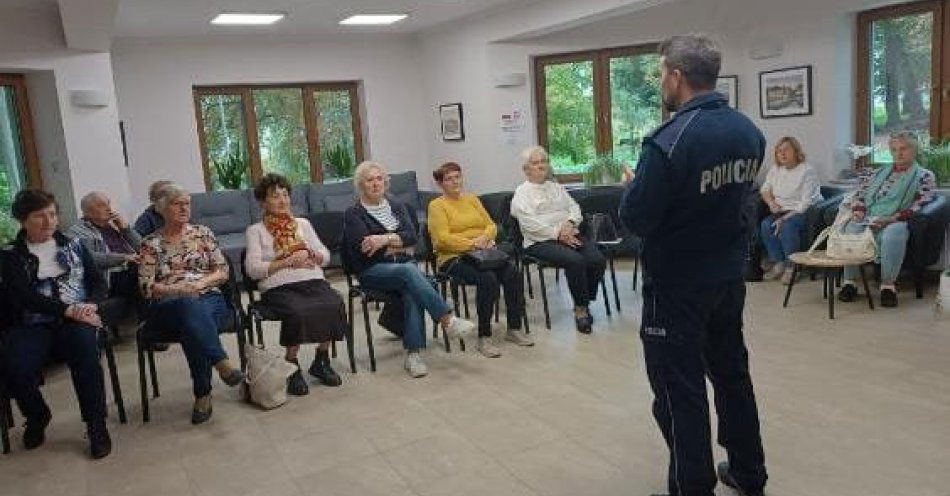 zdjęcie: Policja i ZUS uczą seniorów jak ustrzec się przed oszustami / fot. KPP Staszów Policjanci i pracownicy ZUS dbają o bezpieczeństwo seniorów