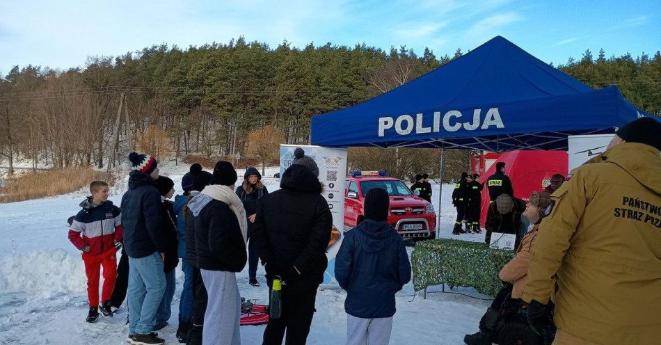 zdjęcie: Bezpieczne ferie nad Jeziorem Bratoszewo. Pokazy i edukacja / fot. KPP w Gostyninie
