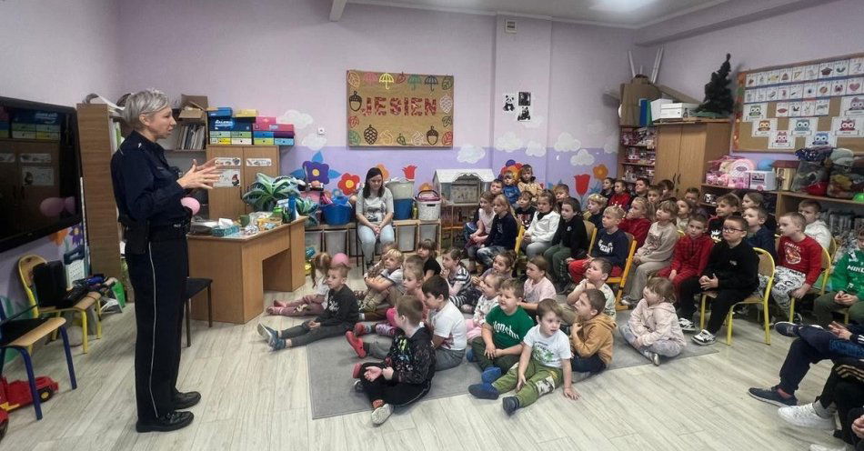 zdjęcie: Policjanci uczą najmłodszych zasad ruchu drogowego / fot. KPP Mogilno