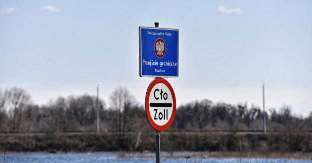 Wojewoda spotkał się z przewoźnikami protestującymi przed przejściem w Dorohusku